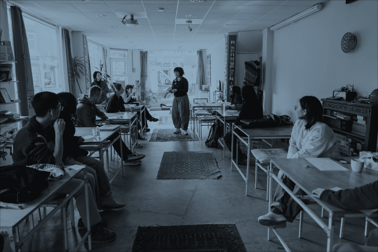 Espace avec tables et personnes assises