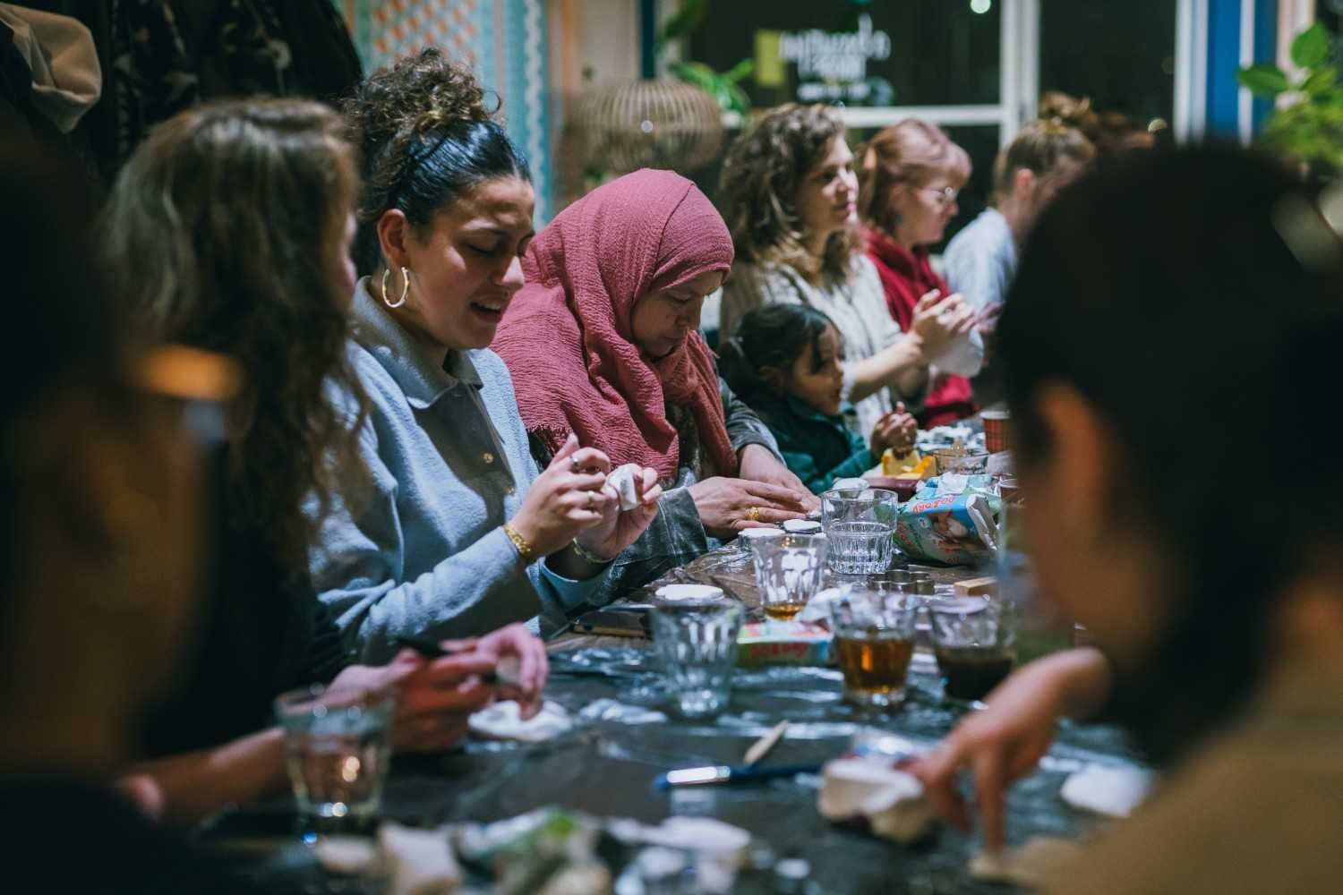 Des femmes participant à un atelier d’argile