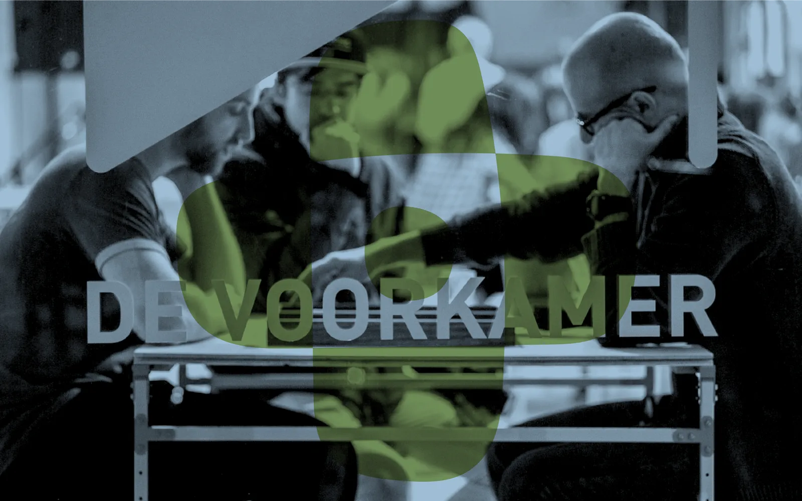 photo of three people playing backgammon through a window that says De Voorkamer. The image has a blue and green overlay with an icon.